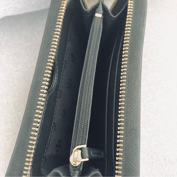 ✨ Tory Burch Perforated Logo Zip Wallet Wristlet – Black Saffiano Leather - Picture 4 of 7